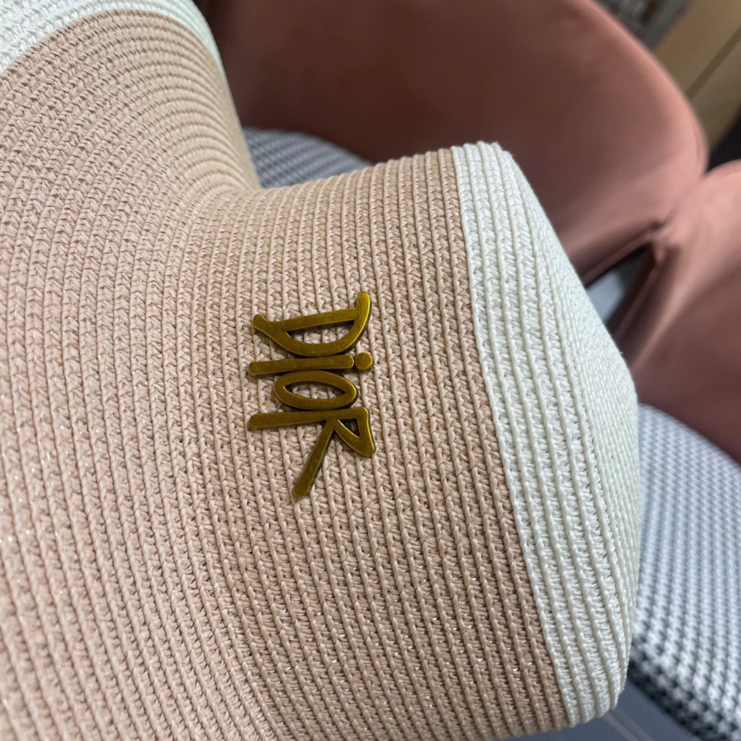 【DIOR迪奥】2024的新款草编平顶遮阳草帽盆帽🤩沙滩风，简约大方，百搭单品～出街首选，新款帽型超美腻