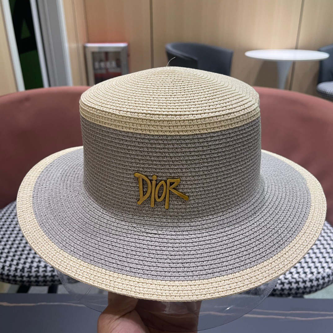 【DIOR迪奥】2024的新款草编平顶遮阳草帽盆帽🤩沙滩风，简约大方，百搭单品～出街首选，新款帽型超美腻