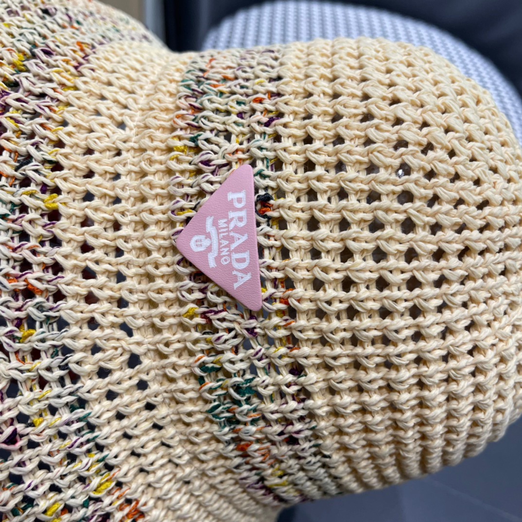  普拉达春夏新款编织彩虹边草帽，简约甜美风，帽型很好，大脸型哦！出街必备