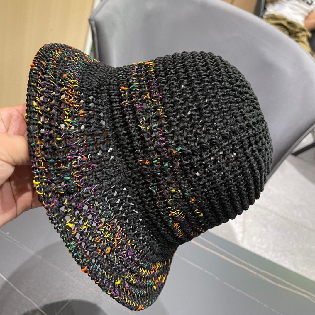  普拉达春夏新款编织彩虹边草帽，简约甜美风，帽型很好，大脸型哦！出街必备