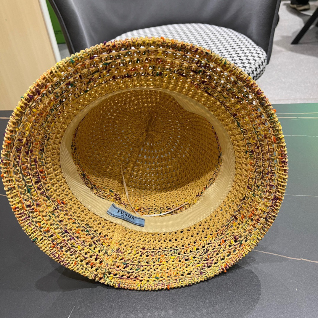  普拉达春夏新款编织彩虹边草帽，简约甜美风，帽型很好，大脸型哦！出街必备