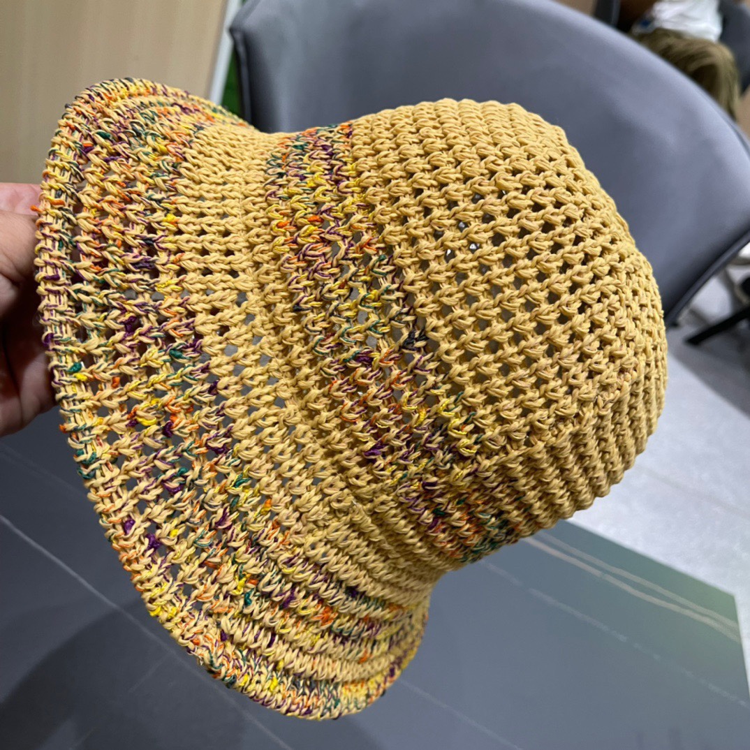  普拉达春夏新款编织彩虹边草帽，简约甜美风，帽型很好，大脸型哦！出街必备