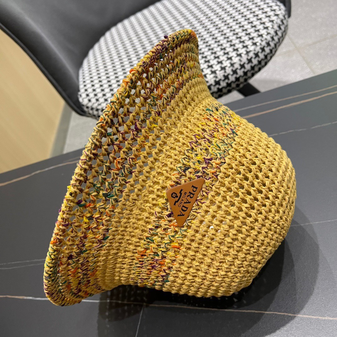  普拉达春夏新款编织彩虹边草帽，简约甜美风，帽型很好，大脸型哦！出街必备