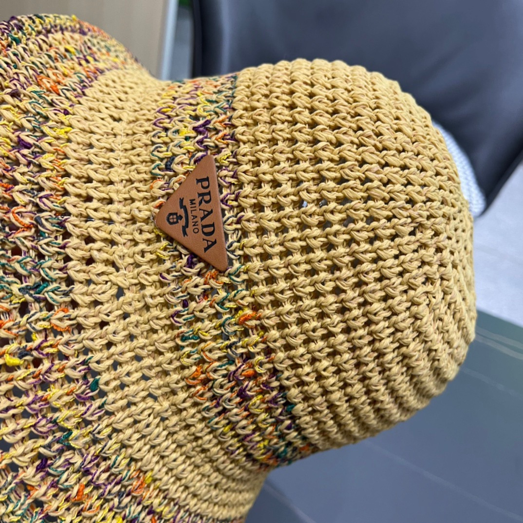  普拉达春夏新款编织彩虹边草帽，简约甜美风，帽型很好，大脸型哦！出街必备