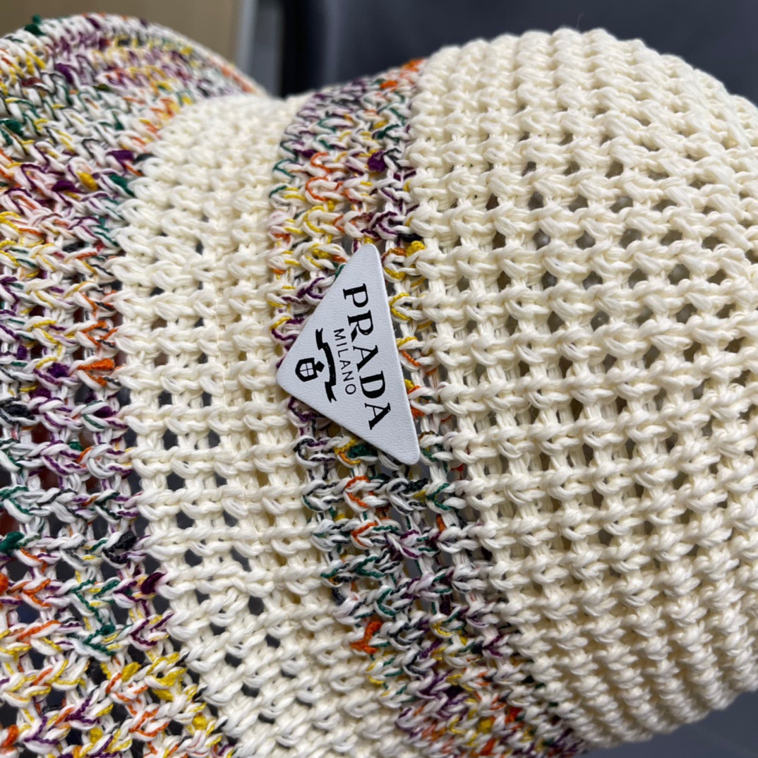  普拉达春夏新款编织彩虹边草帽，简约甜美风，帽型很好，大脸型哦！出街必备
