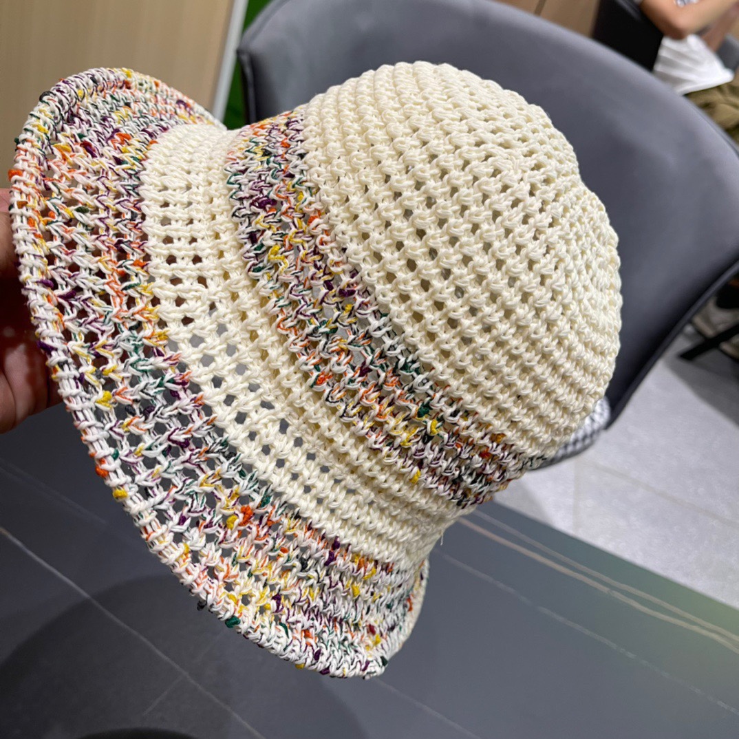  普拉达春夏新款编织彩虹边草帽，简约甜美风，帽型很好，大脸型哦！出街必备