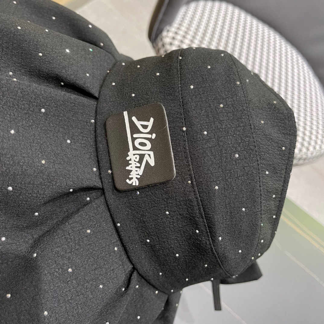  迪奥Dio*大檐空顶帽遮阳帽越简单越高级，时尚雅致
懂货可以闭眼入手