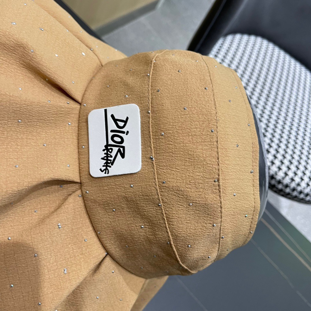  迪奥Dio*大檐空顶帽遮阳帽越简单越高级，时尚雅致
懂货可以闭眼入手