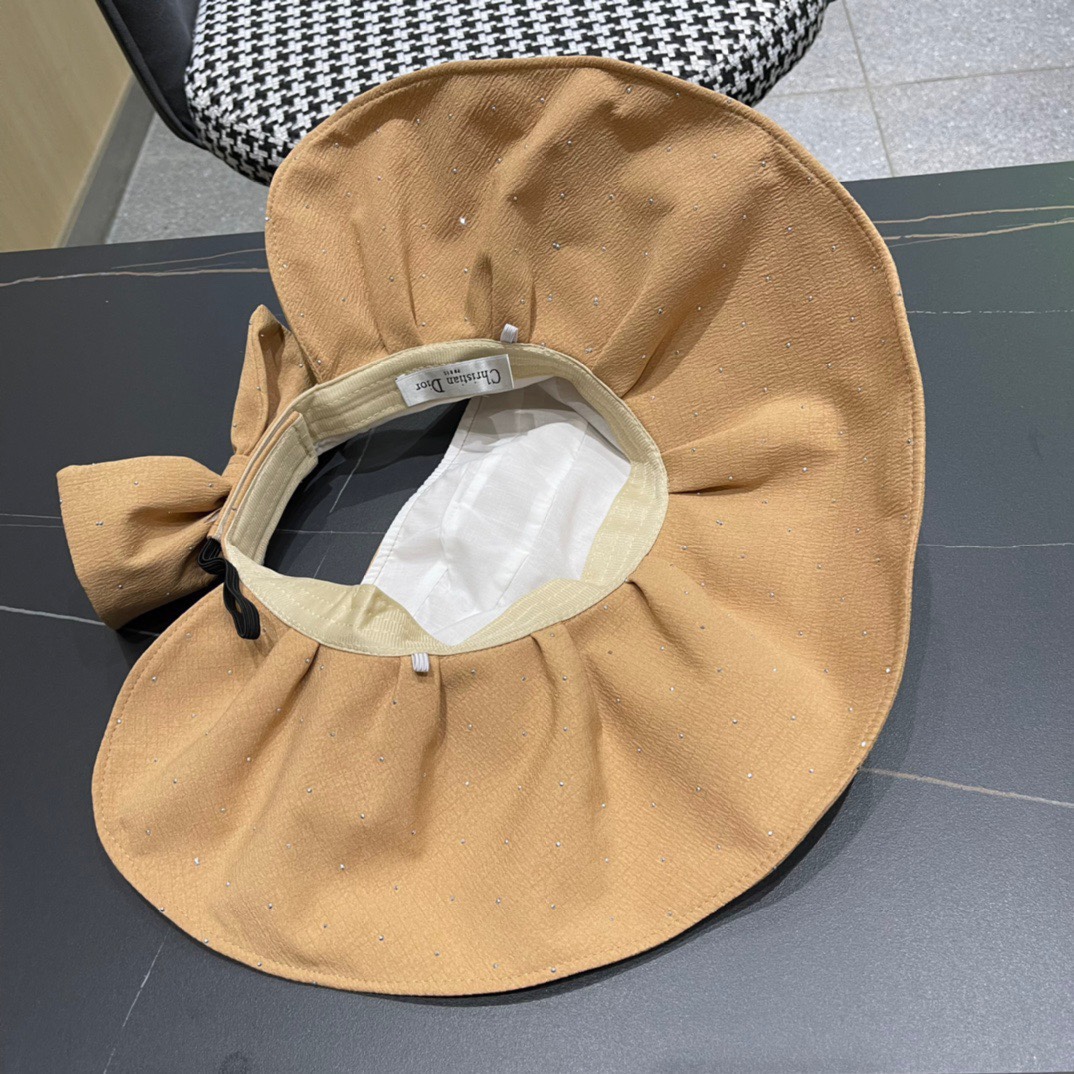  迪奥Dio*大檐空顶帽遮阳帽越简单越高级，时尚雅致
懂货可以闭眼入手