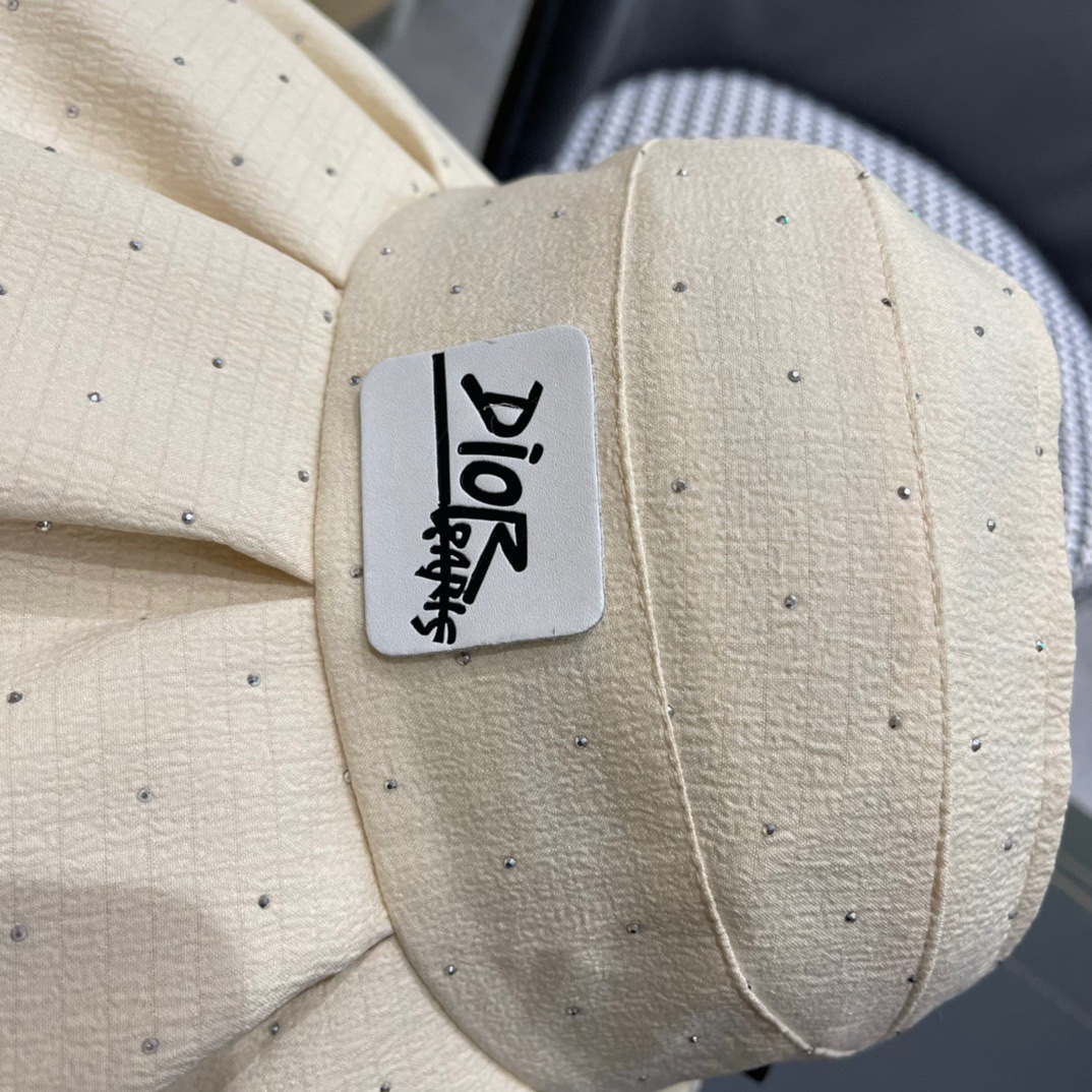  迪奥Dio*大檐空顶帽遮阳帽越简单越高级，时尚雅致
懂货可以闭眼入手