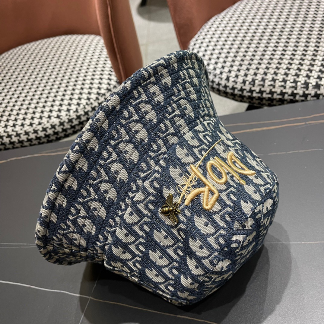  Dior 迪奥 新款原单渔夫帽， 精致純也格调很有感觉，很酷很时尚，专柜断货热门，质量超赞