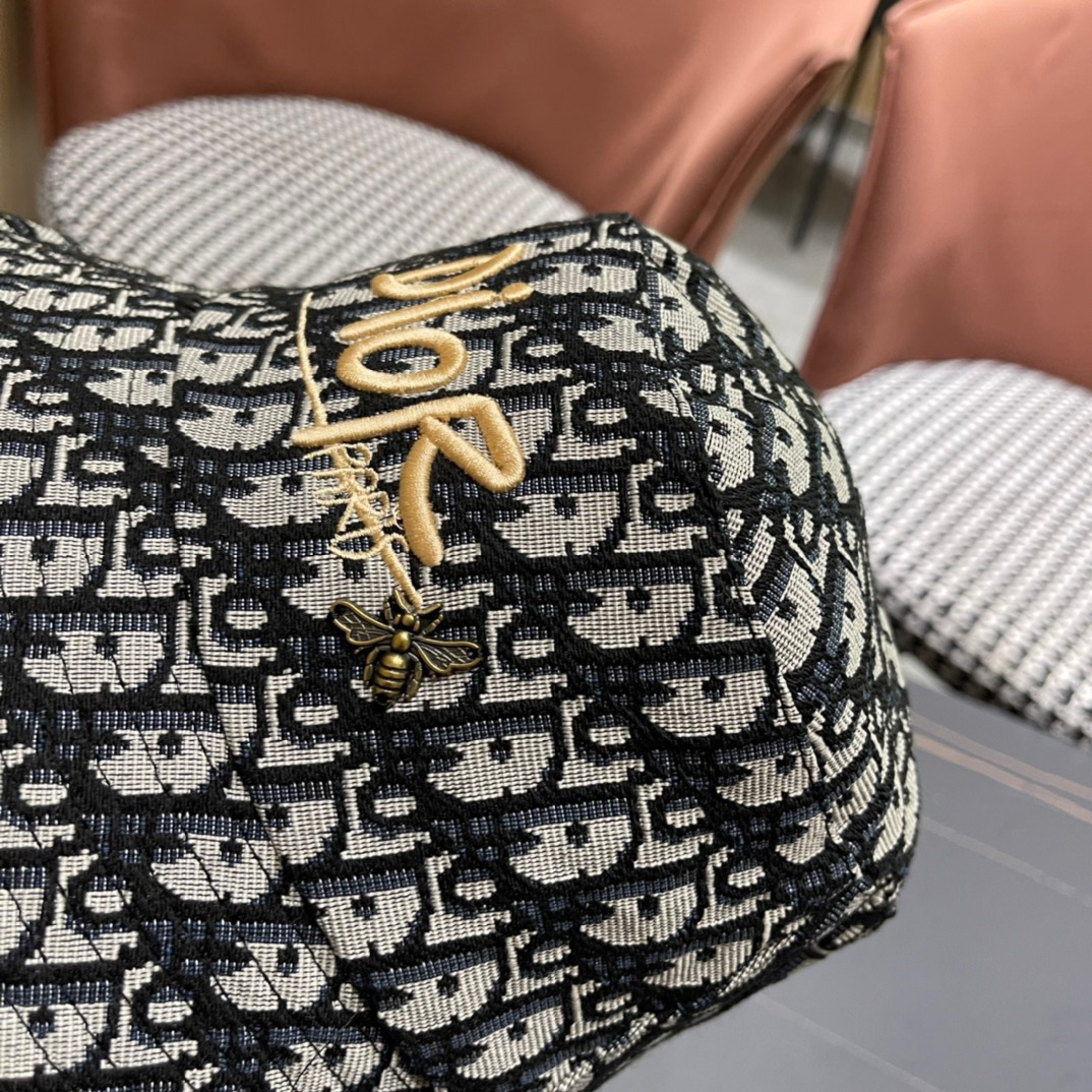  Dior 迪奥 新款原单渔夫帽， 精致純也格调很有感觉，很酷很时尚，专柜断货热门，质量超赞