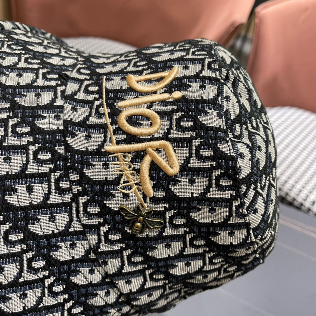  Dior 迪奥 新款原单渔夫帽， 精致純也格调很有感觉，很酷很时尚，专柜断货热门，质量超赞