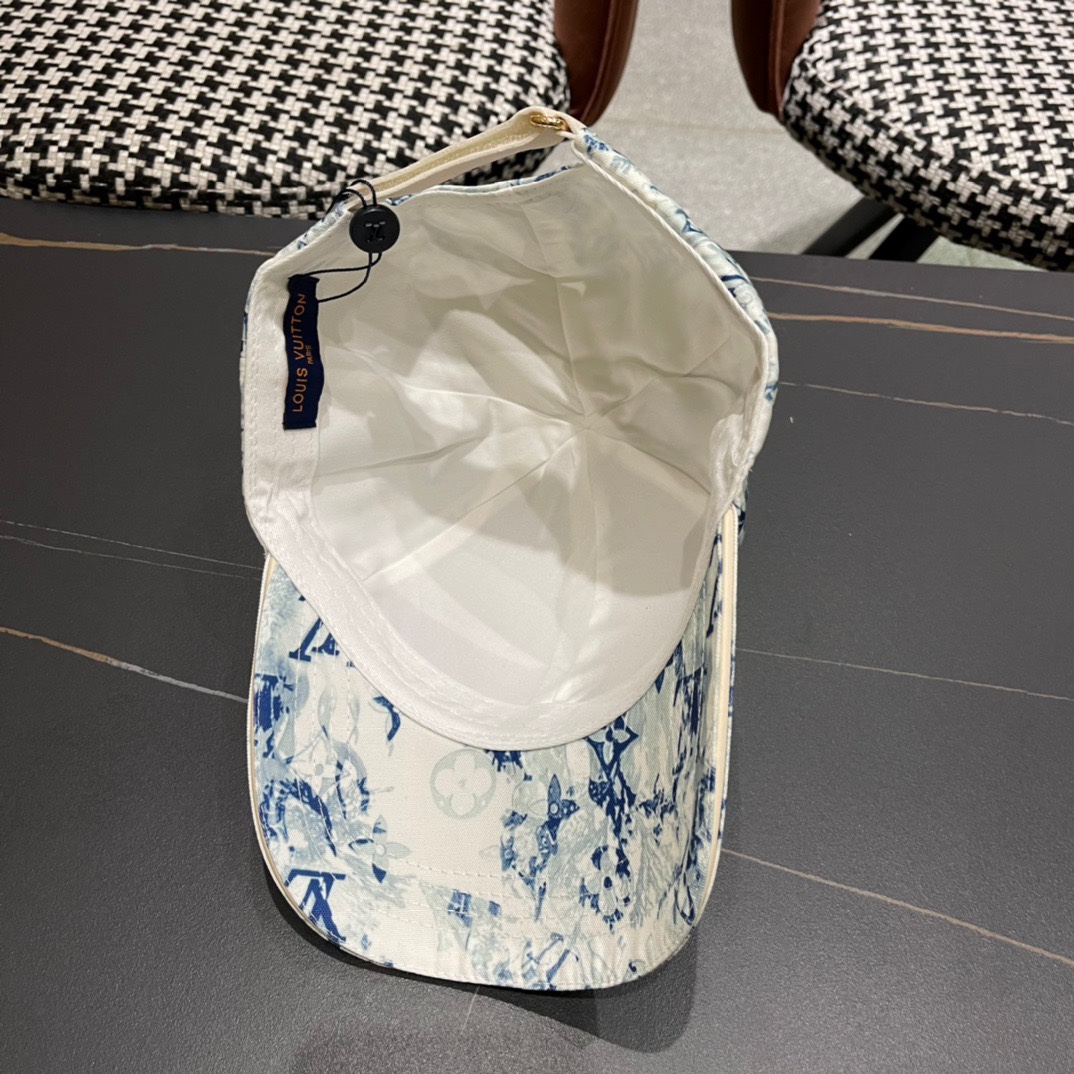  LV(路易威登)新款老花原单棒球帽，11开模订制，做工细致完美，质量超赞，基础头围56，贴片可调节。