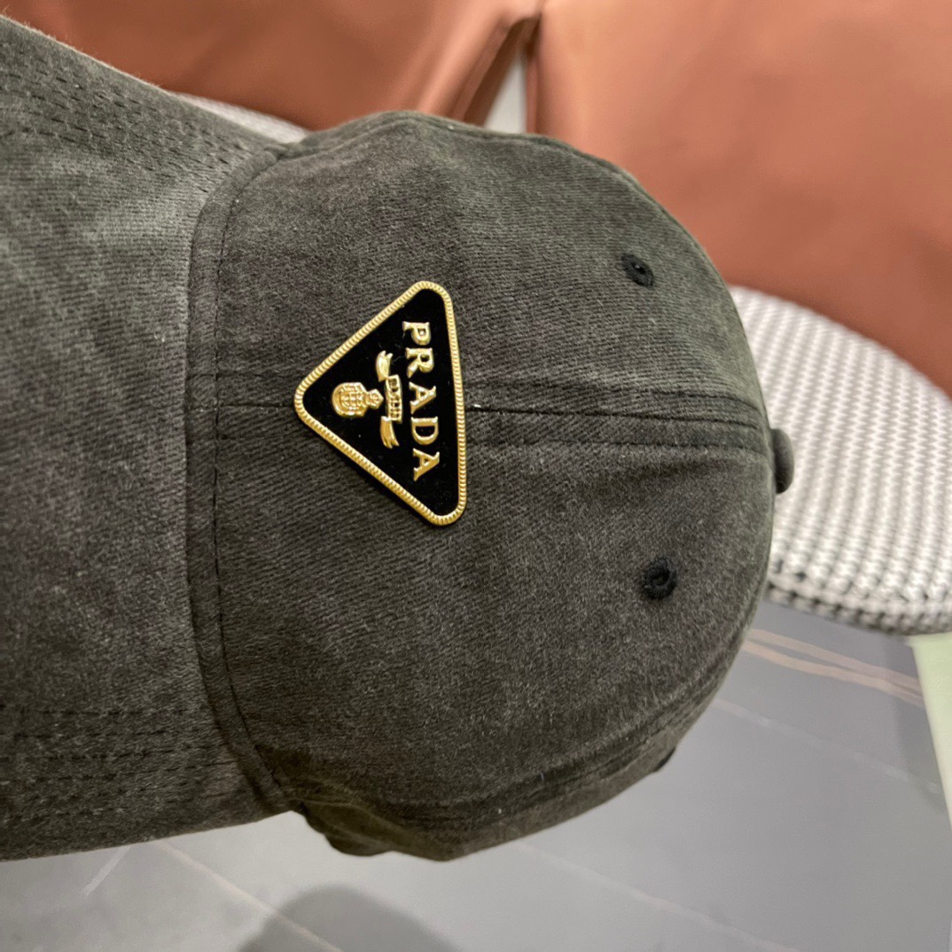  普拉达Prada 经典三角标棒球帽🧢颜色完美 帽型正点 简直谁戴都好看🧐质量超赞👍 时尚百搭