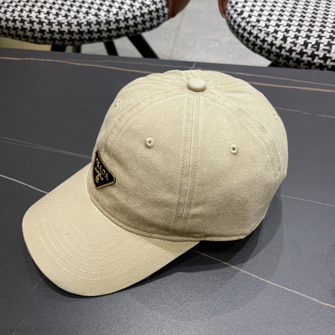  普拉达Prada 经典三角标棒球帽🧢颜色完美 帽型正点 简直谁戴都好看🧐质量超赞👍 时尚百搭