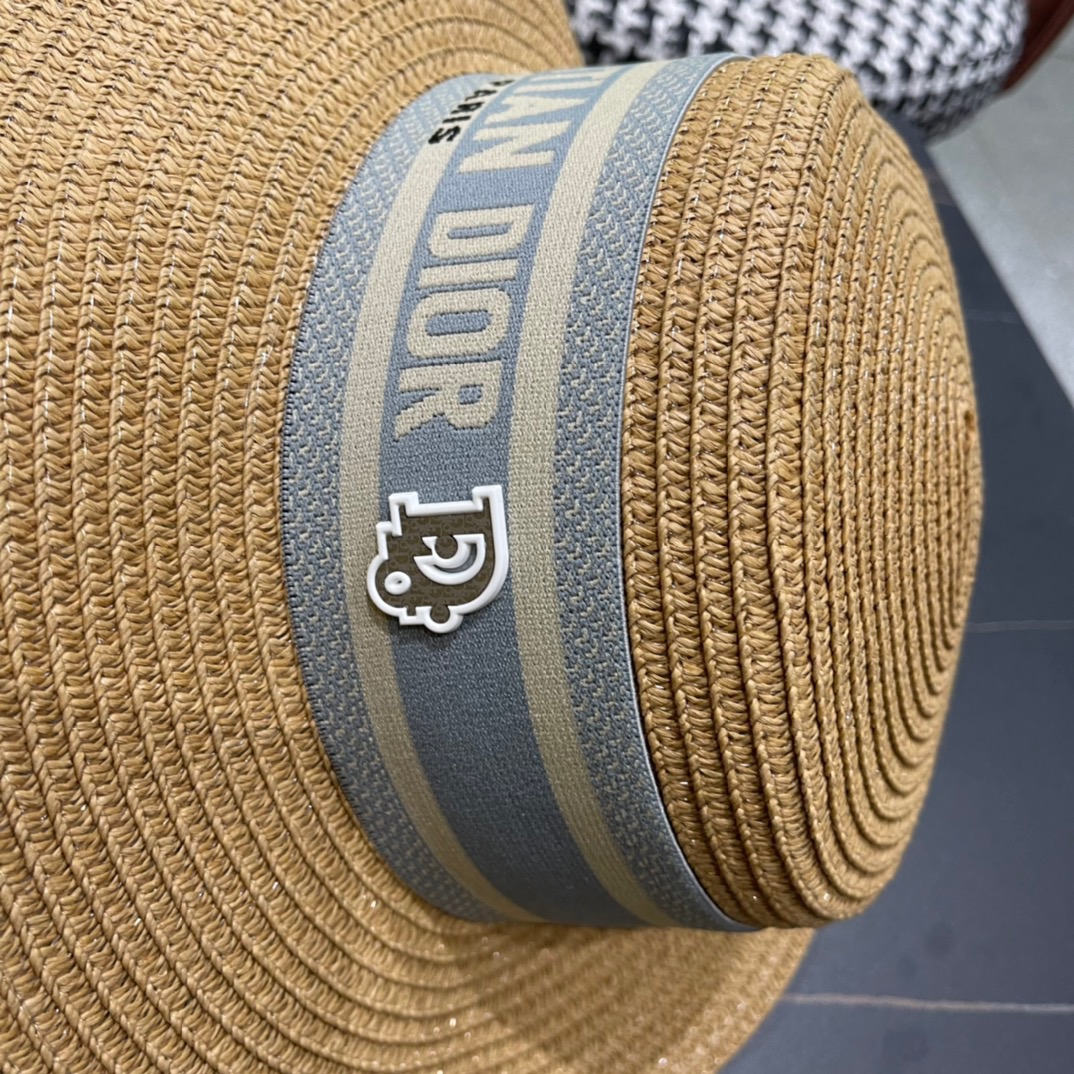 。DIOR平顶草帽👒迪奥平顶草帽👏新款草编平顶遮阳草帽盆帽🤩沙滩风，百搭单品～出街首选，新品上架