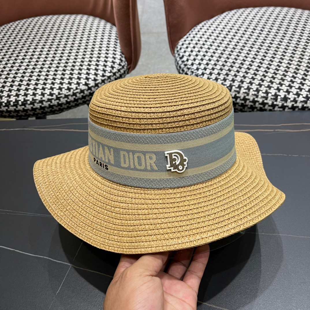 。DIOR平顶草帽👒迪奥平顶草帽👏新款草编平顶遮阳草帽盆帽🤩沙滩风，百搭单品～出街首选，新品上架