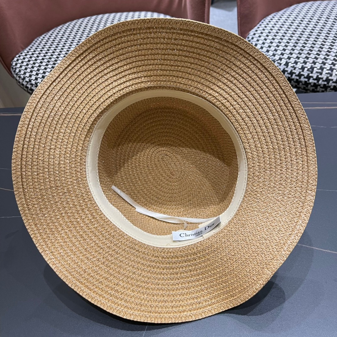 。DIOR平顶草帽👒迪奥平顶草帽👏新款草编平顶遮阳草帽盆帽🤩沙滩风，百搭单品～出街首选，新品上架