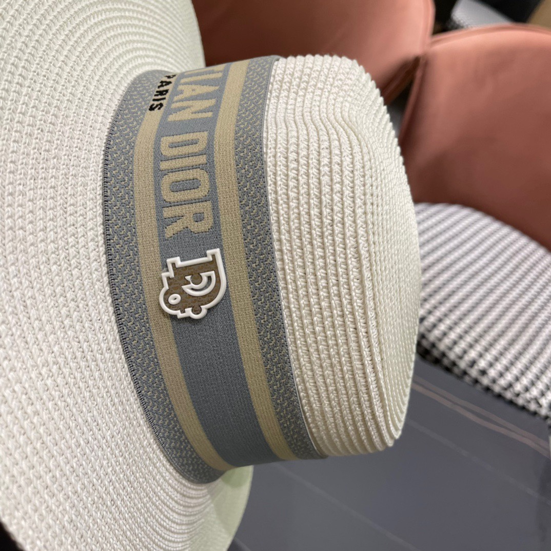 。DIOR平顶草帽👒迪奥平顶草帽👏新款草编平顶遮阳草帽盆帽🤩沙滩风，百搭单品～出街首选，新品上架