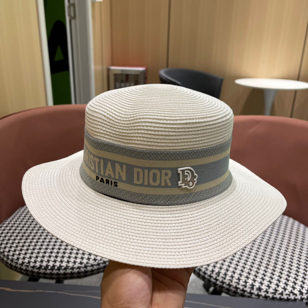 。DIOR平顶草帽👒迪奥平顶草帽👏新款草编平顶遮阳草帽盆帽🤩沙滩风，百搭单品～出街首选，新品上架