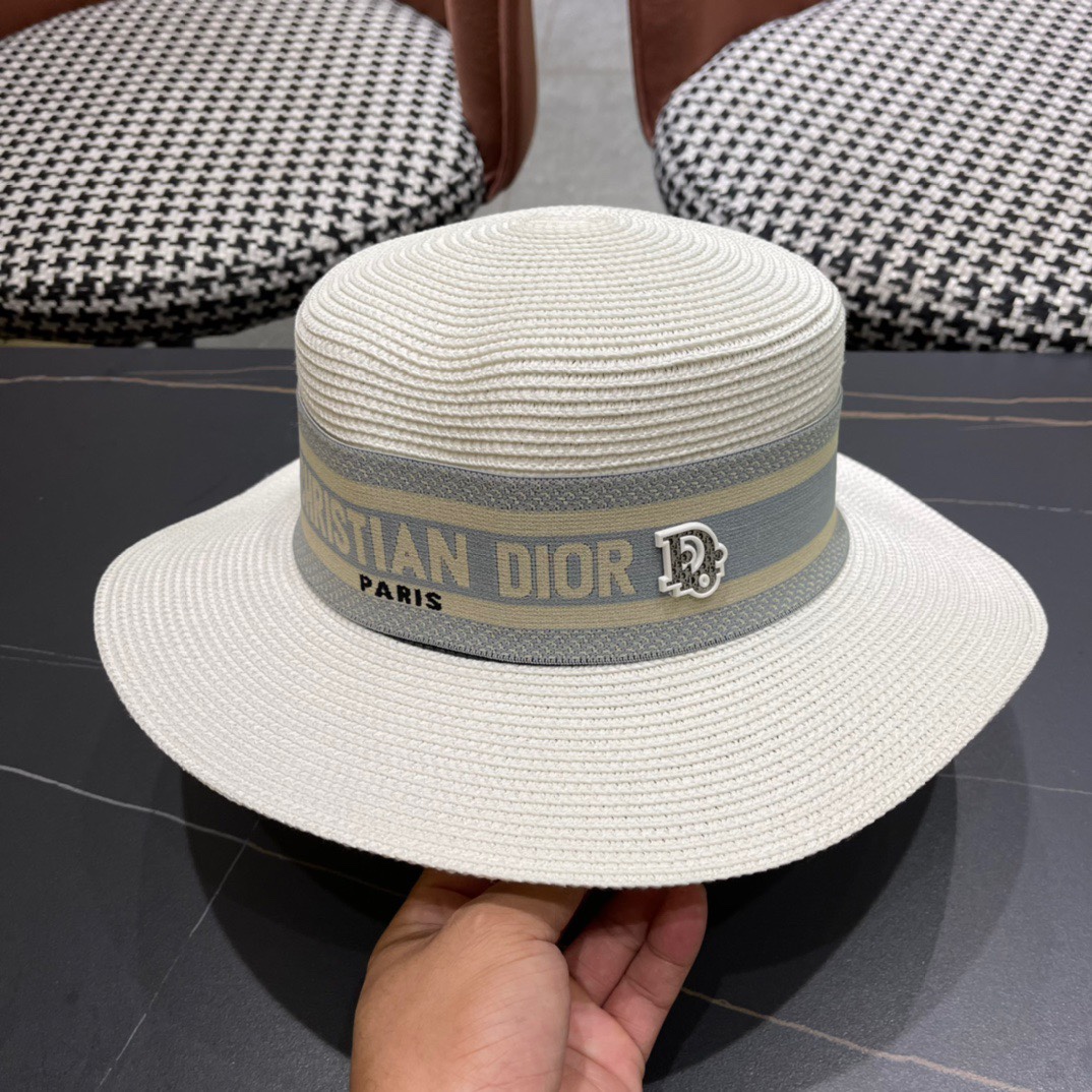 。DIOR平顶草帽👒迪奥平顶草帽👏新款草编平顶遮阳草帽盆帽🤩沙滩风，百搭单品～出街首选，新品上架
