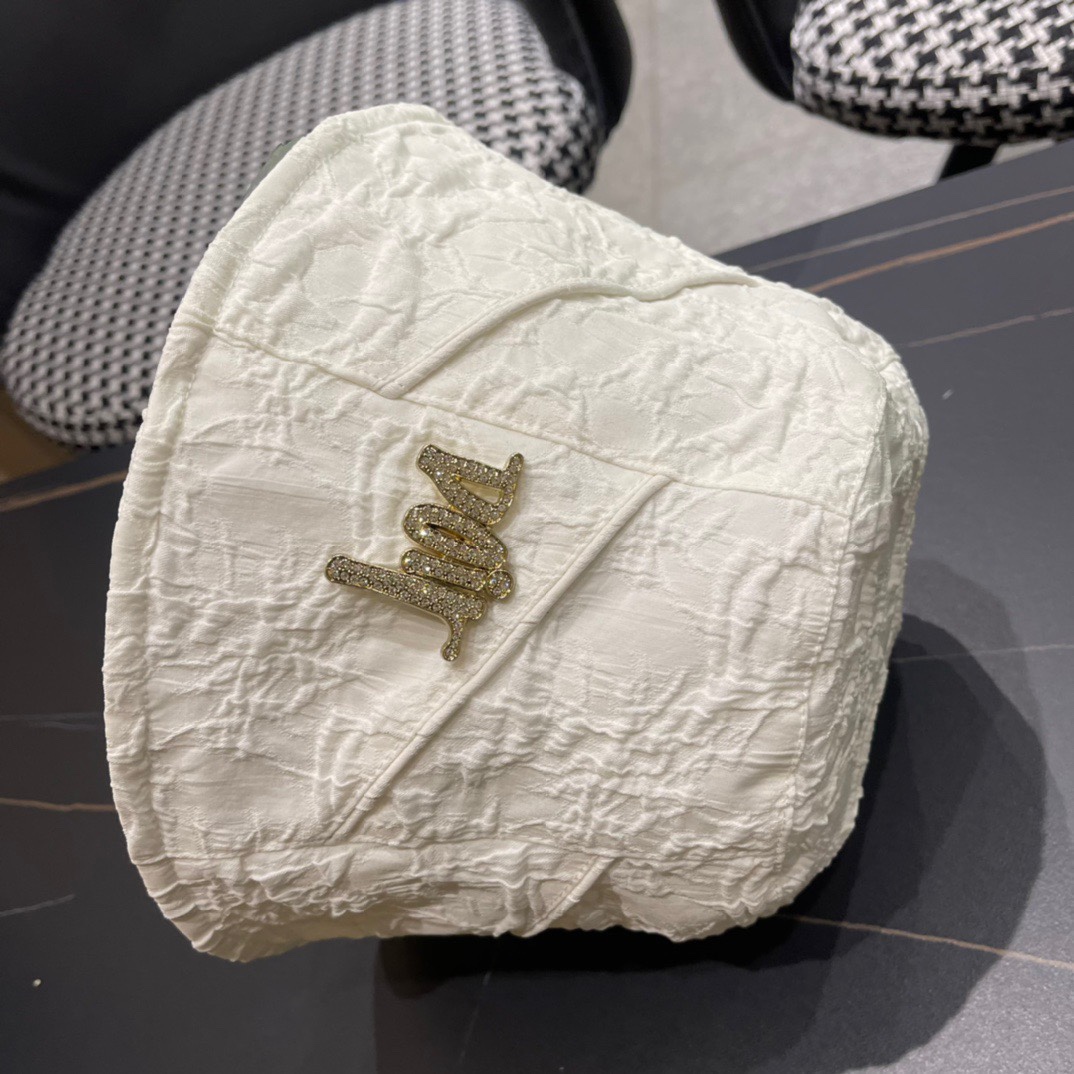  Dior 迪奥 新款小众水桶渔夫帽， 精致純也格调很有感觉，很酷很时尚，质量超赞