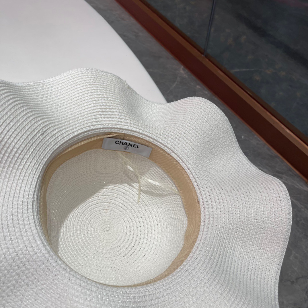 【CHANEL香奈儿】春夏新款草编荷叶边 遮阳草帽盆帽🤩沙滩风，简约大方，百搭单品～出街首选，新款帽型超美腻，新品上架