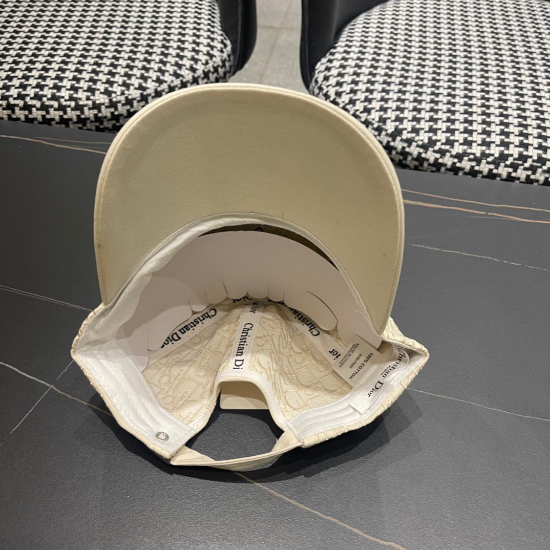  Dior迪奥原单棒球帽🧢简约大气❤时尚大方🌹低调奢华🥰防晒，时尚两不误，百搭款🙆🏻😱亲，赶紧入手吧🤩你