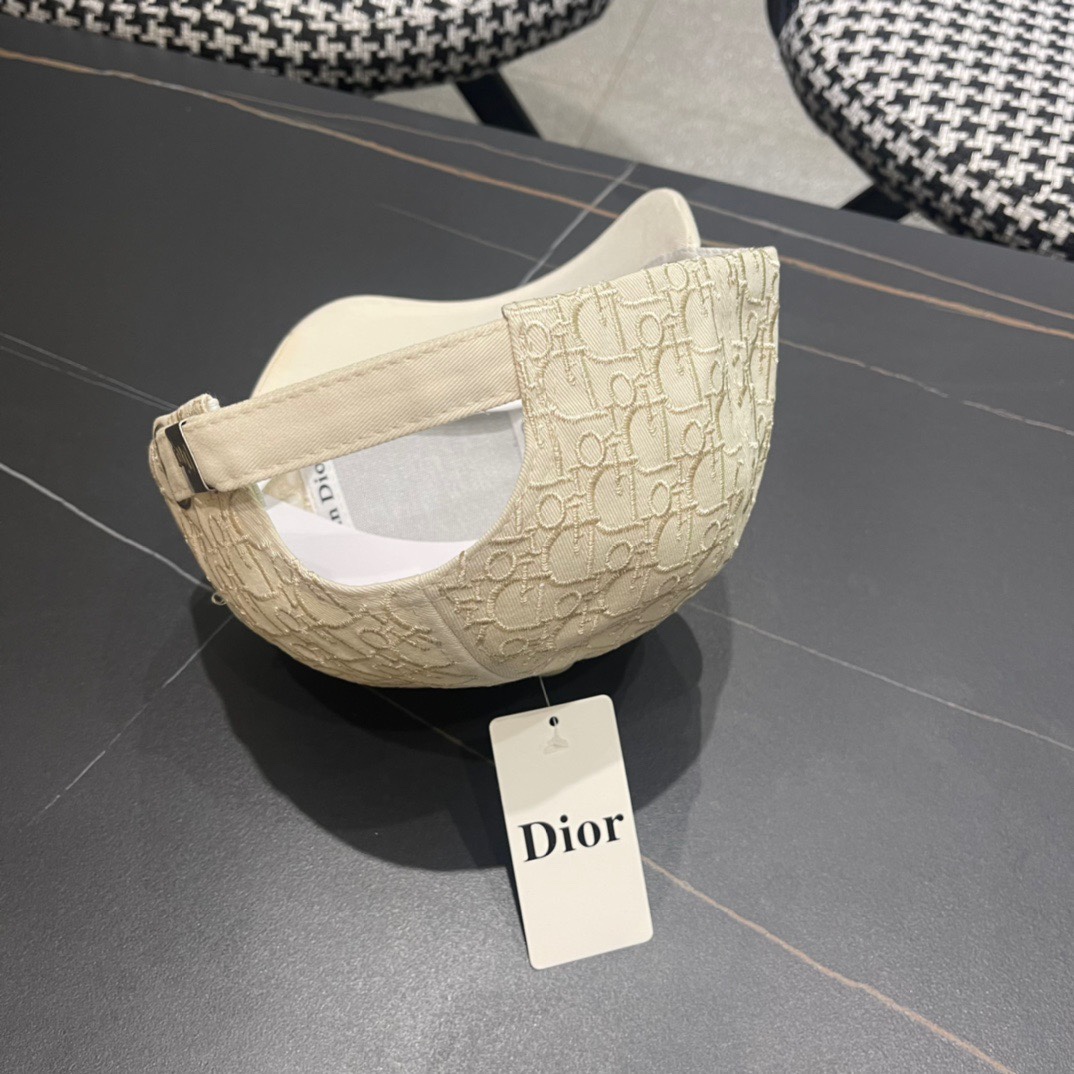  Dior迪奥原单棒球帽🧢简约大气❤时尚大方🌹低调奢华🥰防晒，时尚两不误，百搭款🙆🏻😱亲，赶紧入手吧🤩你