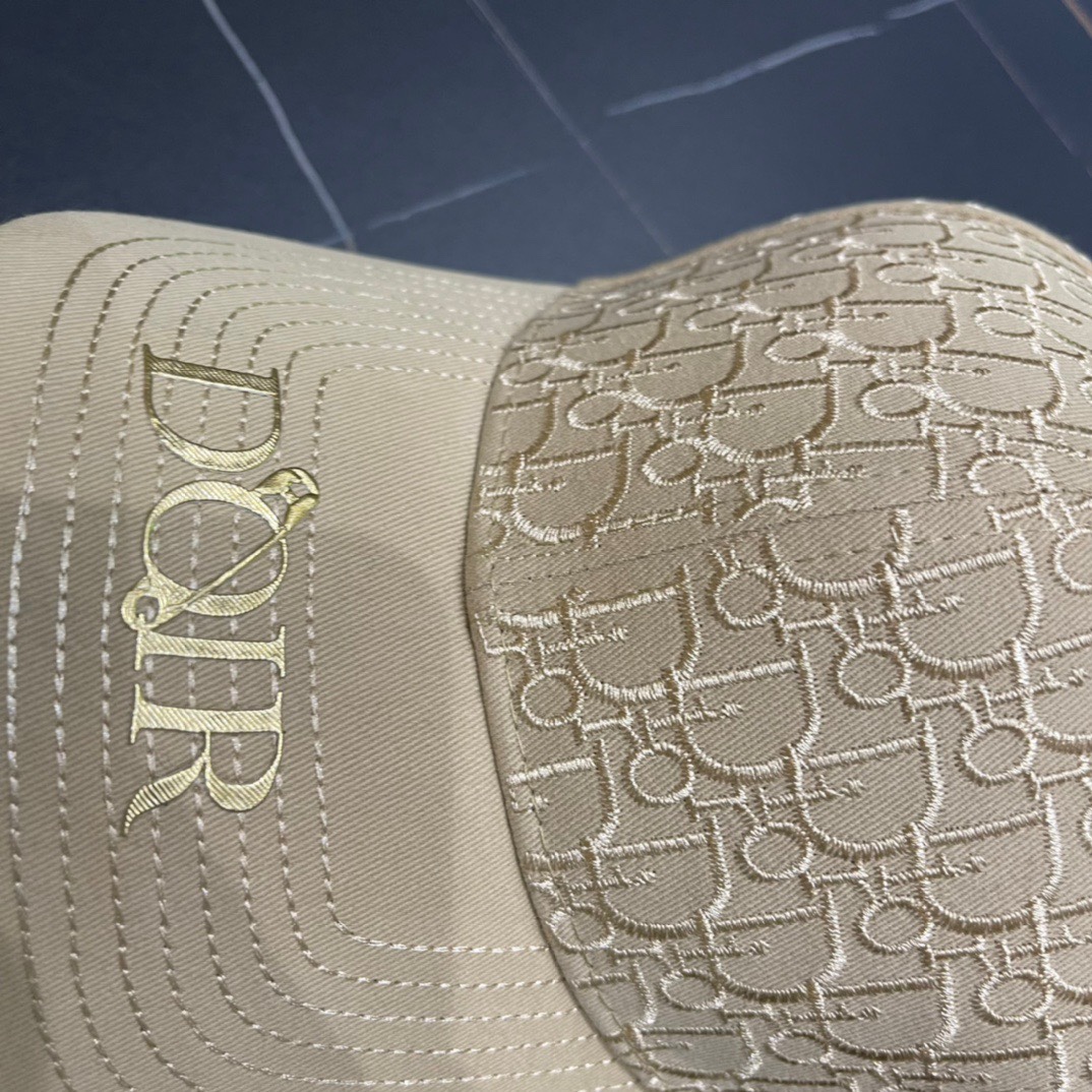  Dior迪奥原单棒球帽🧢简约大气❤时尚大方🌹低调奢华🥰防晒，时尚两不误，百搭款🙆🏻😱亲，赶紧入手吧🤩你