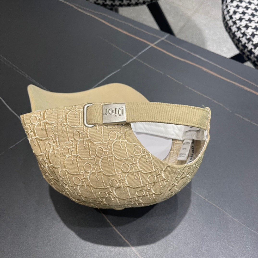  Dior迪奥原单棒球帽🧢简约大气❤时尚大方🌹低调奢华🥰防晒，时尚两不误，百搭款🙆🏻😱亲，赶紧入手吧🤩你