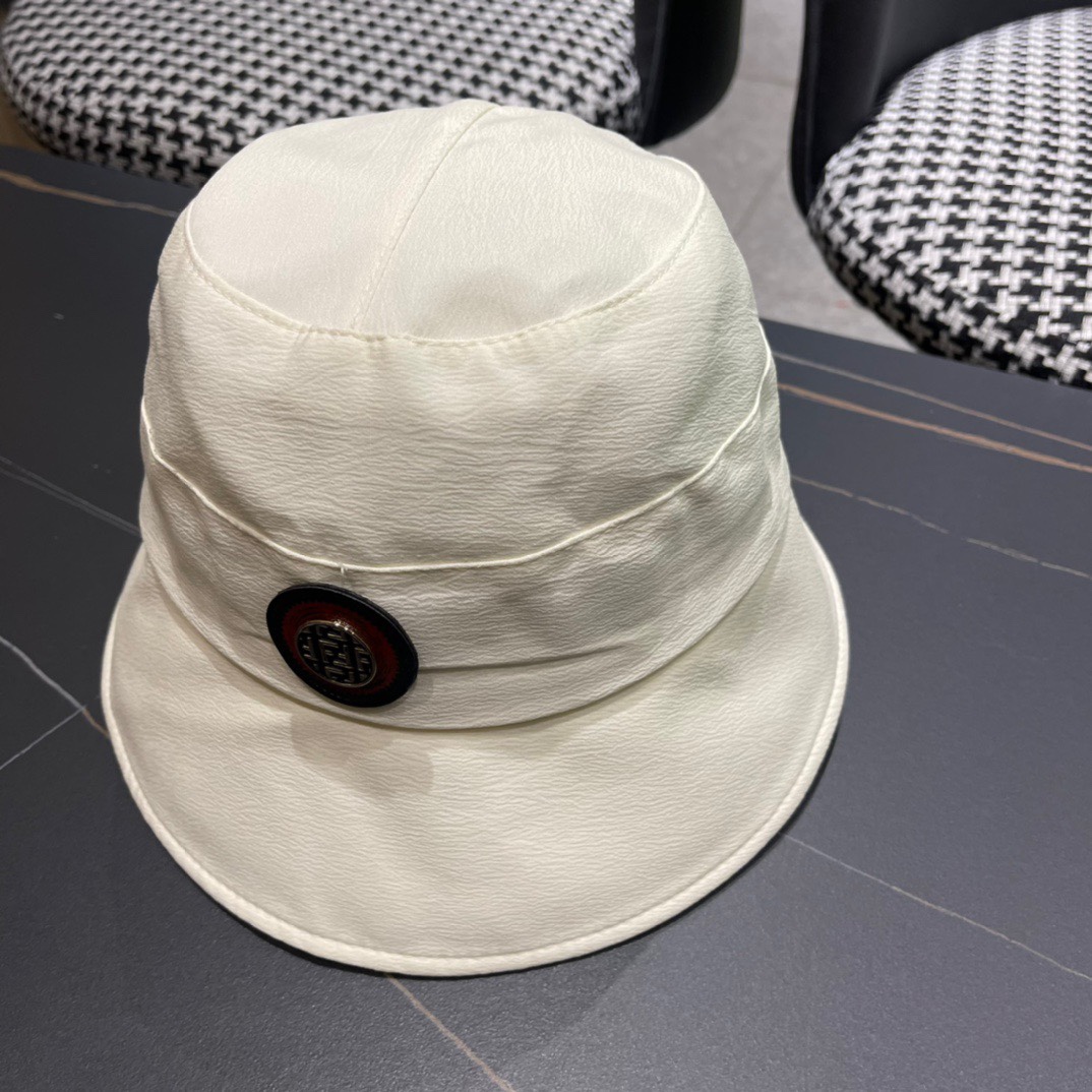  FEND*芬迪渔夫帽
芬迪家的帽型简直无可挑剔！巨正！
气场强大！高颜值在线，分分钟ko市场版本！
首