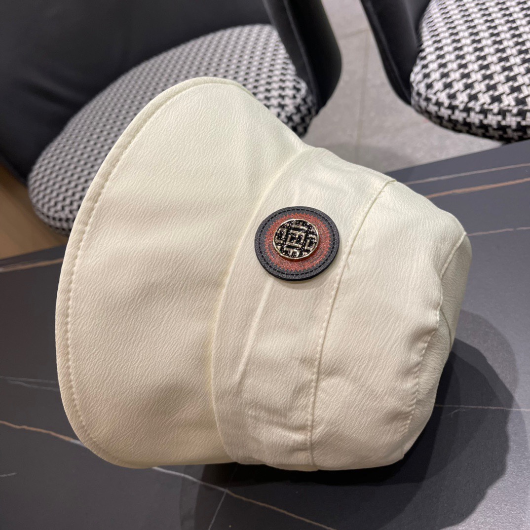  FEND*芬迪渔夫帽
芬迪家的帽型简直无可挑剔！巨正！
气场强大！高颜值在线，分分钟ko市场版本！
首