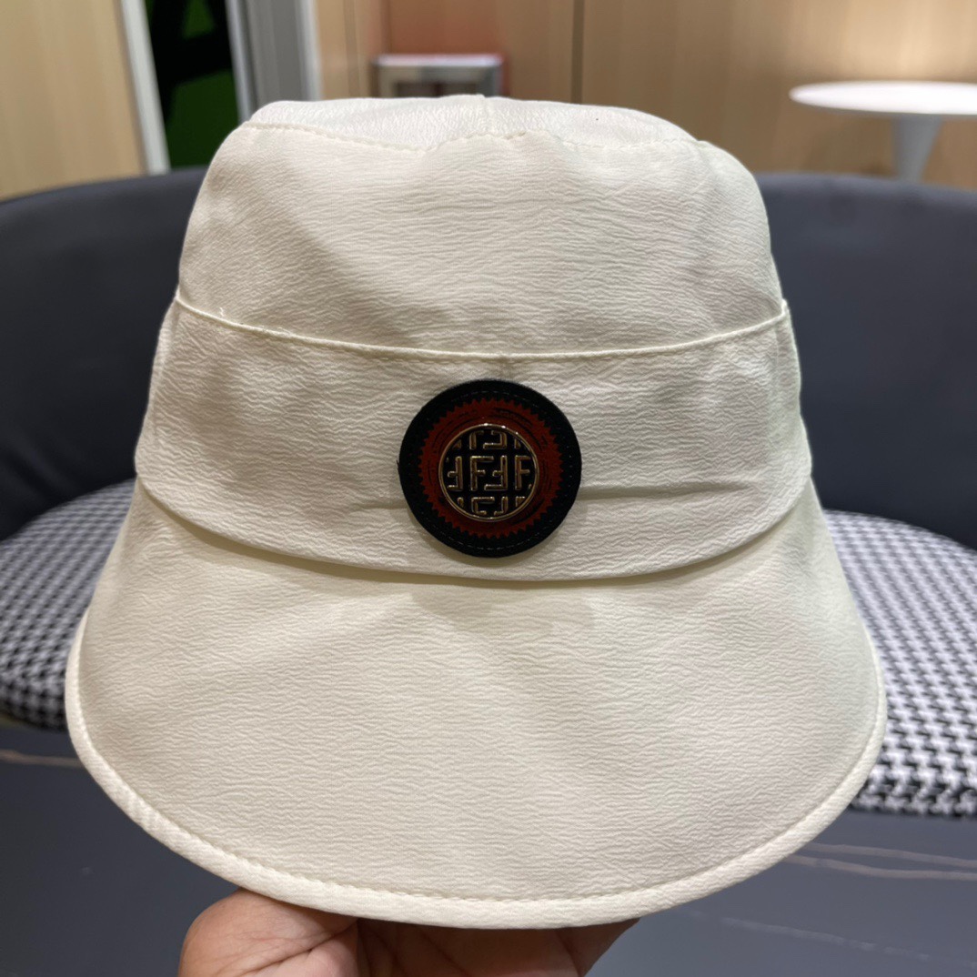  FEND*芬迪渔夫帽
芬迪家的帽型简直无可挑剔！巨正！
气场强大！高颜值在线，分分钟ko市场版本！
首