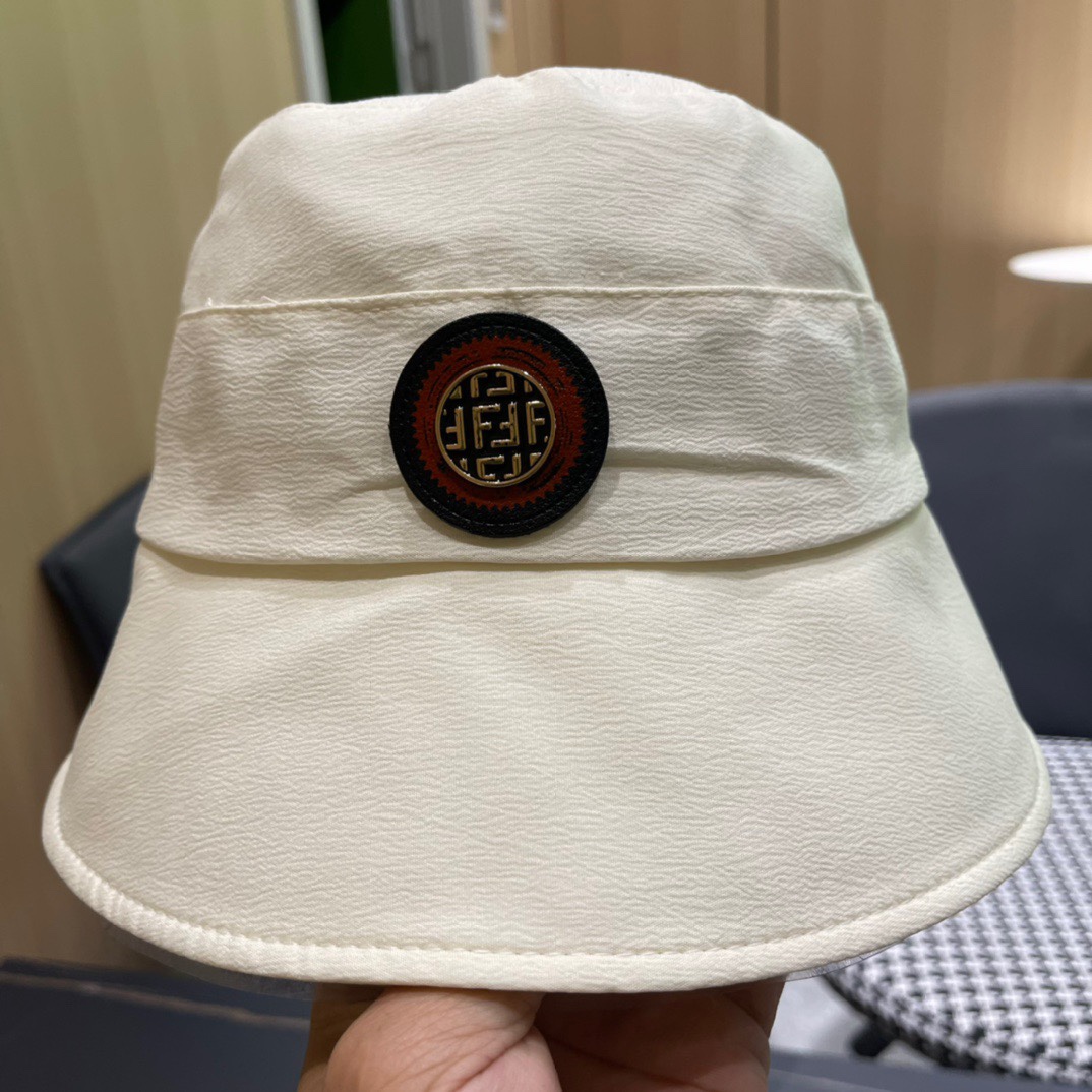  FEND*芬迪渔夫帽
芬迪家的帽型简直无可挑剔！巨正！
气场强大！高颜值在线，分分钟ko市场版本！
首