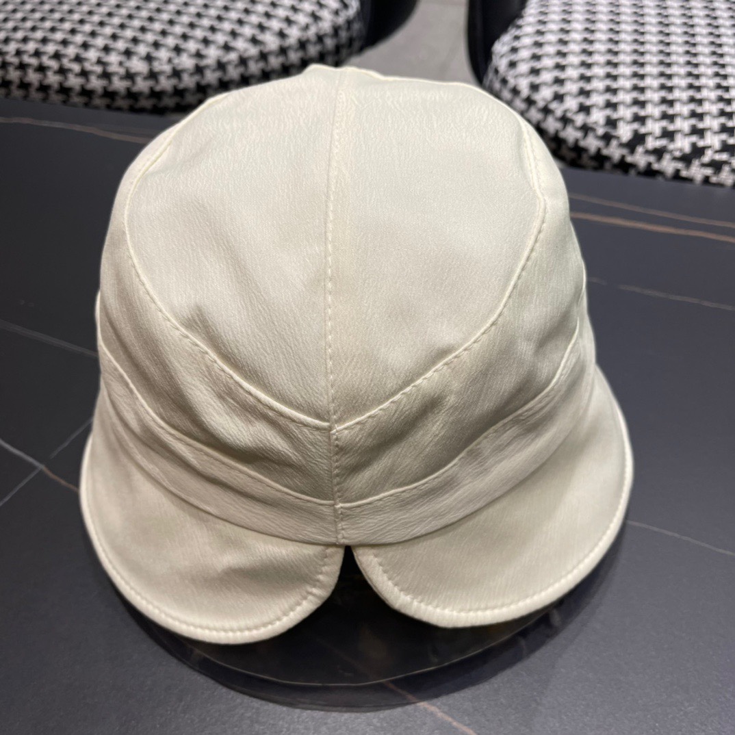  FEND*芬迪渔夫帽
芬迪家的帽型简直无可挑剔！巨正！
气场强大！高颜值在线，分分钟ko市场版本！
首