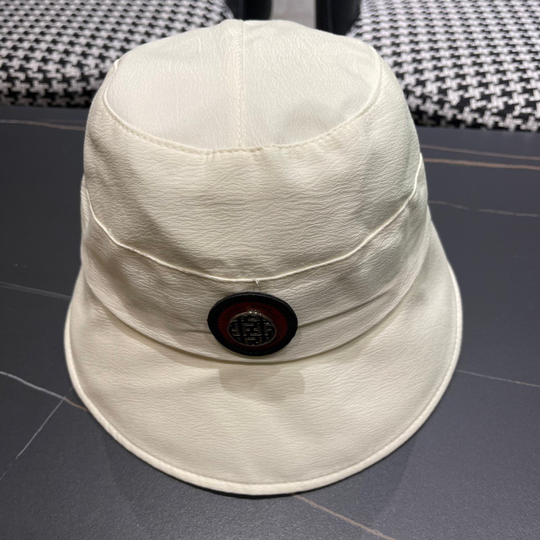  FEND*芬迪渔夫帽
芬迪家的帽型简直无可挑剔！巨正！
气场强大！高颜值在线，分分钟ko市场版本！
首