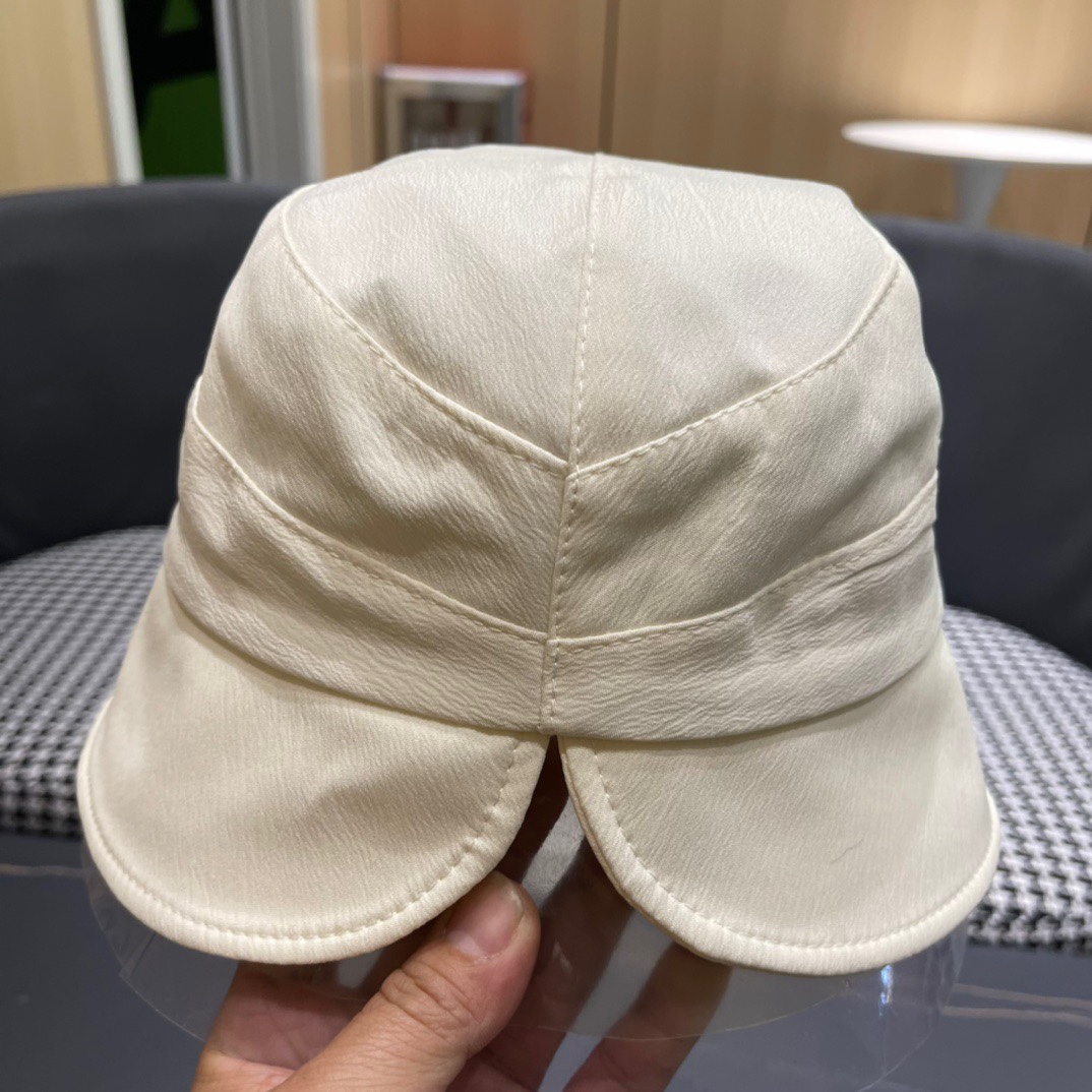  FEND*芬迪渔夫帽
芬迪家的帽型简直无可挑剔！巨正！
气场强大！高颜值在线，分分钟ko市场版本！
首