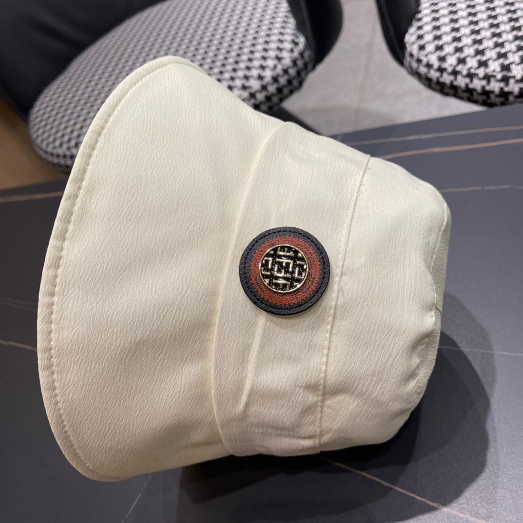  FEND*芬迪渔夫帽
芬迪家的帽型简直无可挑剔！巨正！
气场强大！高颜值在线，分分钟ko市场版本！
首