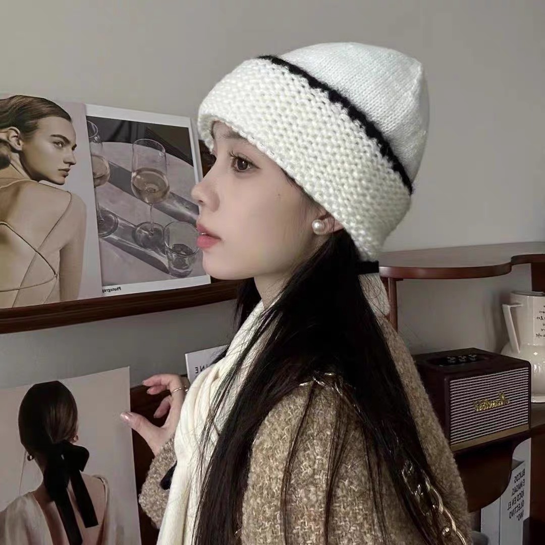 Céline nuevo estilo en stock, una serie de gorras muy económica, tejido de punto de lana con tacto cómodo y buena trans…