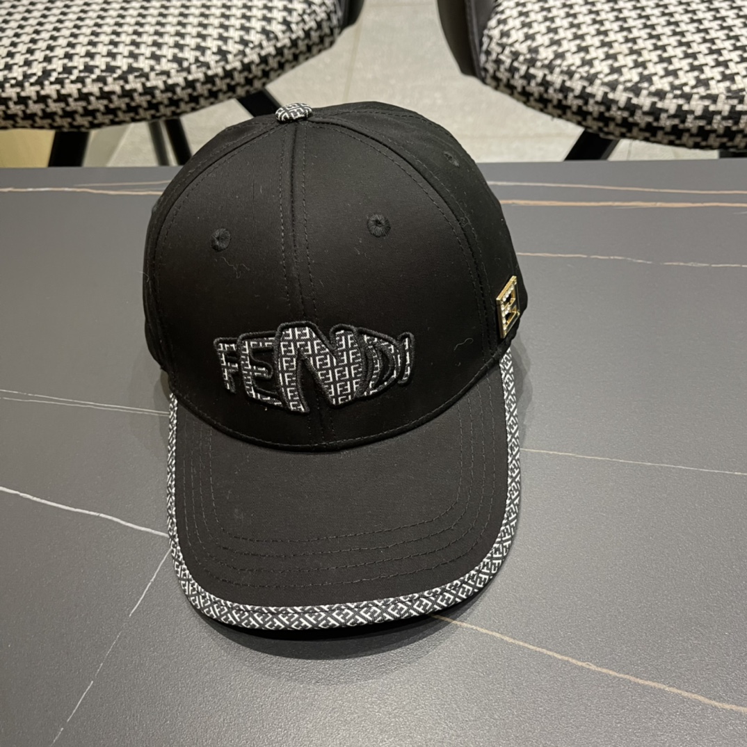 Fendi（芬迪）新款原单棒球帽， 专柜常年热卖款，口碑极佳，1:1开模订制，原版提花帆布料+头层牛皮，轻盈透气！质量超赞，基础头围56，贴片可调节。
