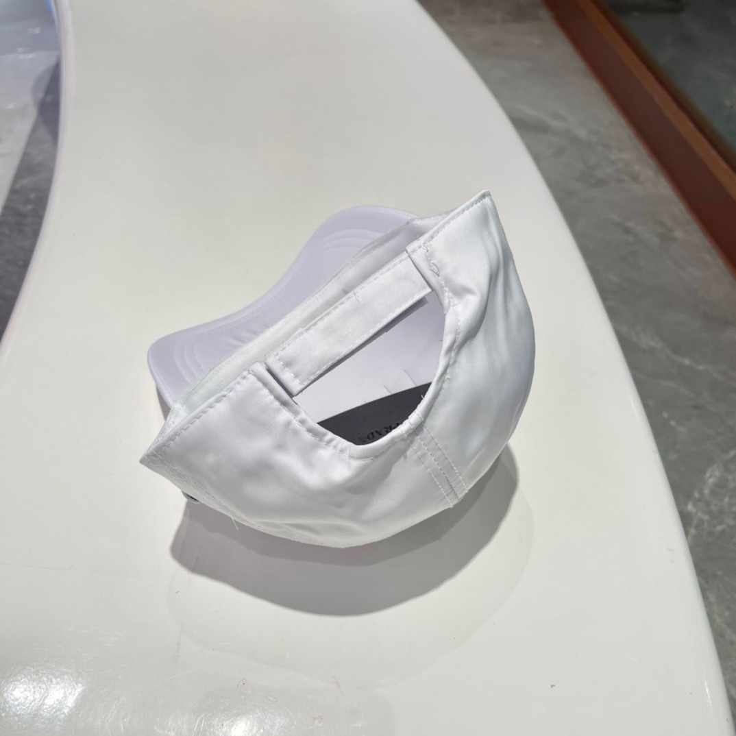  【普拉达】春夏新款大牌棒球帽，新款出货，大牌款超好搭配，赶紧入手！