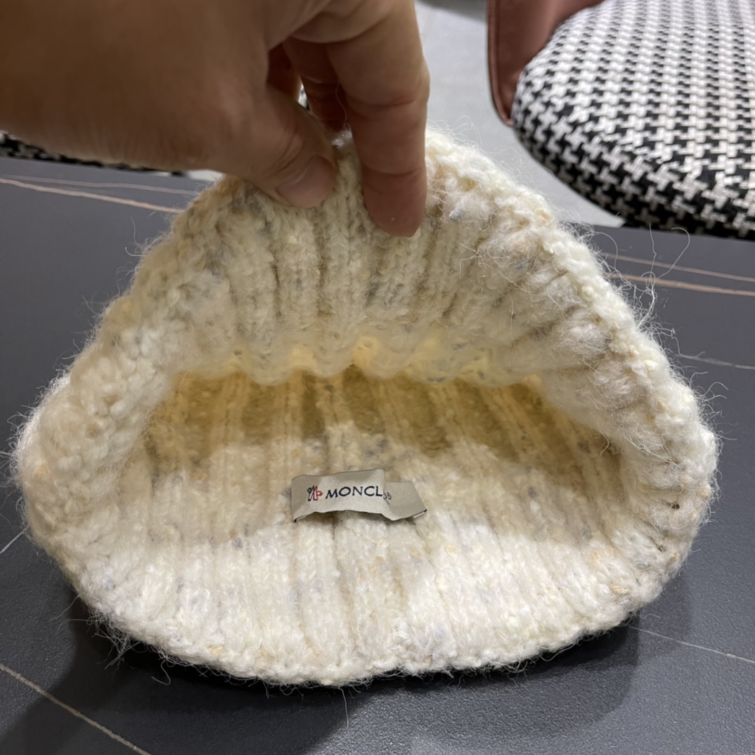 MONCLER蒙口简约纯色卷边麻花造型防寒保暖针织帽男女休闲护耳包头毛线帽