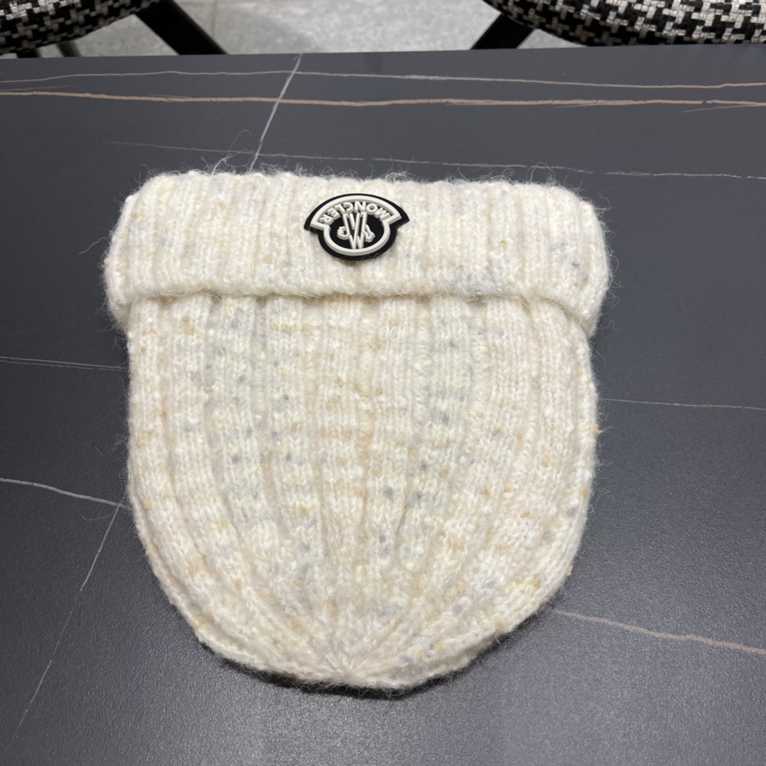 MONCLER蒙口简约纯色卷边麻花造型防寒保暖针织帽男女休闲护耳包头毛线帽