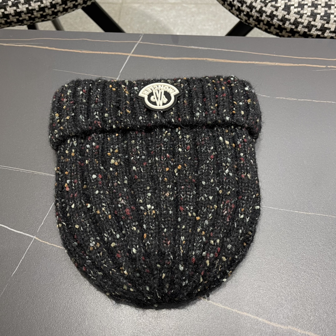 MONCLER蒙口简约纯色卷边麻花造型防寒保暖针织帽男女休闲护耳包头毛线帽