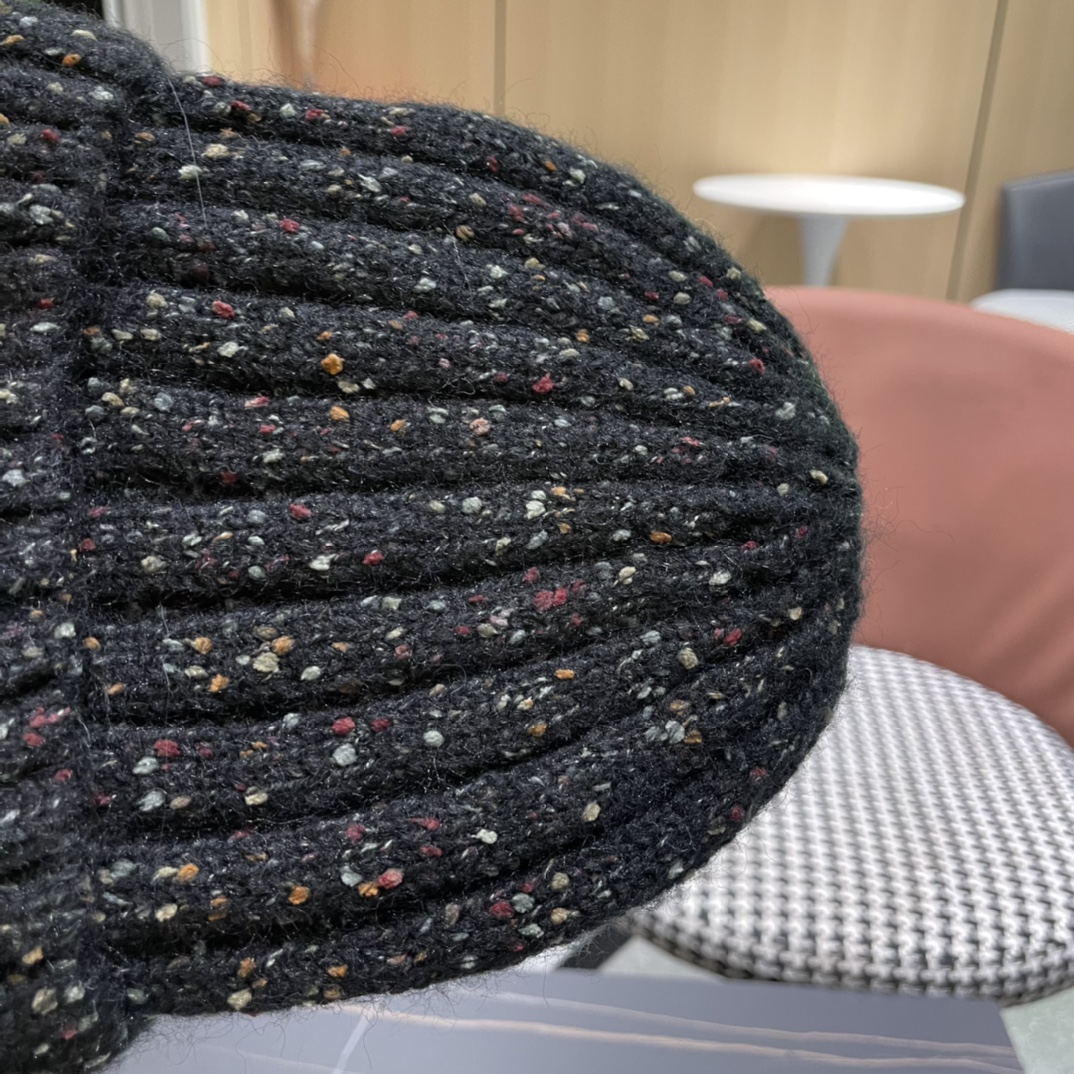 MONCLER蒙口简约纯色卷边麻花造型防寒保暖针织帽男女休闲护耳包头毛线帽