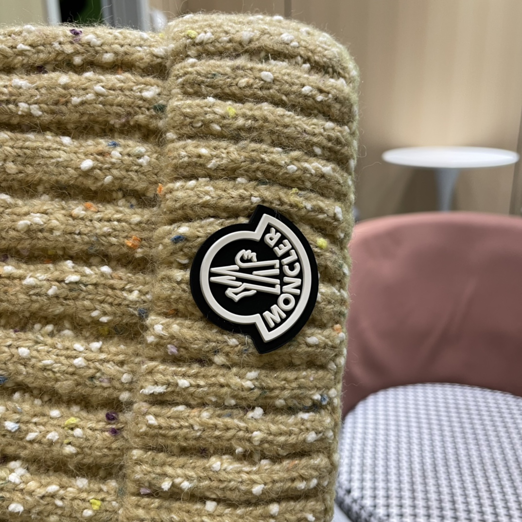 MONCLER蒙口简约纯色卷边麻花造型防寒保暖针织帽男女休闲护耳包头毛线帽