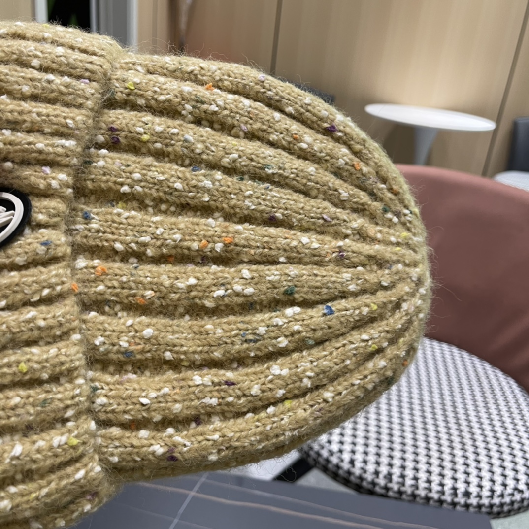 MONCLER蒙口简约纯色卷边麻花造型防寒保暖针织帽男女休闲护耳包头毛线帽