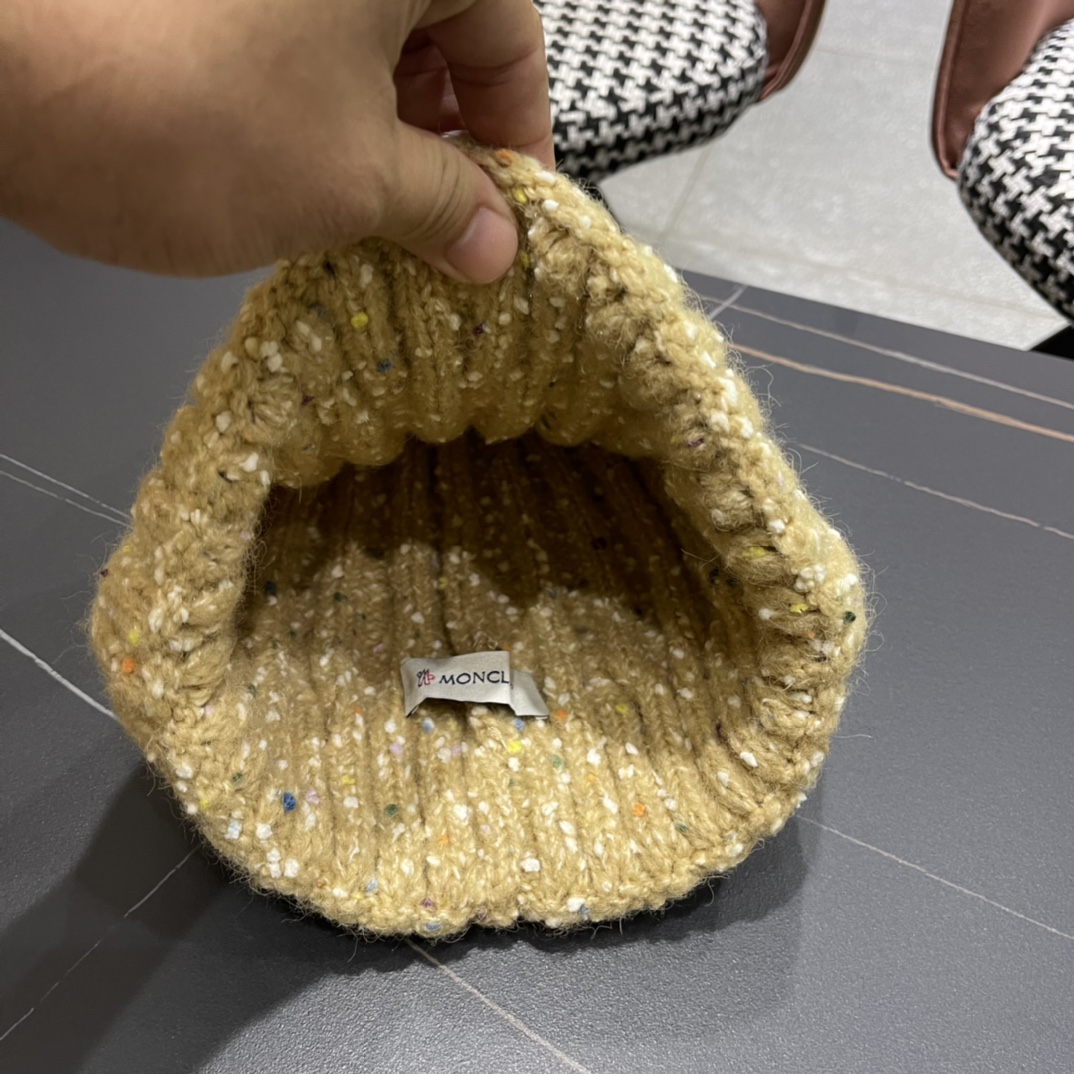 MONCLER蒙口简约纯色卷边麻花造型防寒保暖针织帽男女休闲护耳包头毛线帽